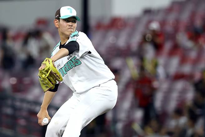 KIA 성영탁이 19일 광주-기아 챔피언스 필드에서 열린 2025 KBO리그 KT전에서 8회 올라와 역투하고 있다. 이날 2이닝 무실점 기록했고, 데뷔 후 15.2이닝 무실점을 일궜다. 타이거즈 프랜차이즈 데뷔 후 최장 이닝 무실점 신기록이다. 사진 | KIA 타이거즈