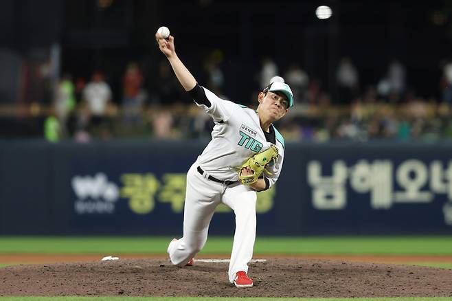 KIA 성영탁이 19일 광주-기아 챔피언스 필드에서 열린 2025 KBO리그 KT전에서 8회 올라와 역투하고 있다. 이날 2이닝 무실점 기록했고, 데뷔 후 15.2이닝 무실점을 일궜다. 타이거즈 프랜차이즈 데뷔 후 최장 이닝 무실점 신기록이다. 사진 | KIA 타이거즈