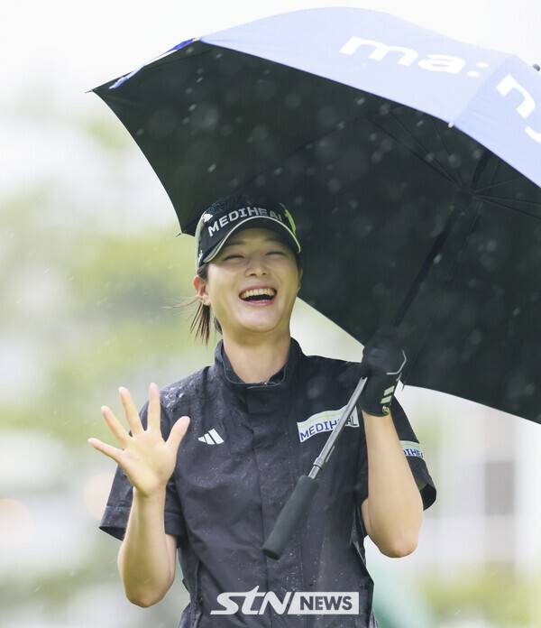 20일 경기도 안산시 대부도에 위치한 더헤븐 컨트리클럽(파72)에서 진행된 '2025 한국여자프로골프(KLPGA) 투어 더헤븐 마스터즈(총상금 10억 원)' 1라운드에 나선 김나영이 카메라를 향해 인사하고 있다. 사진┃KLPGA