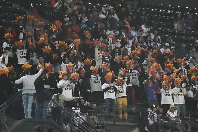 올해 새롭게 등장한 이정후의 팬덤 '후리건즈(Hoo Lee Gans)'가 5월 14일 샌프란시스코 오라클파크에서 열린 애리조나 다이아몬드백스 전때 이정후를 응원하고 있다.
<저작권자(c) 연합뉴스, 무단 전재-재배포, AI 학습 및 활용 금지>