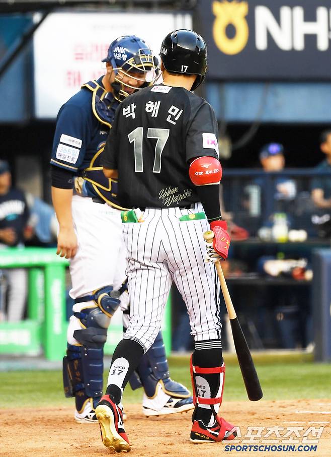 1,600경기 출장 기록을 달성한 선배 박해민 향해 후배 김형준은 고개 숙여 진심으로 축하했다.