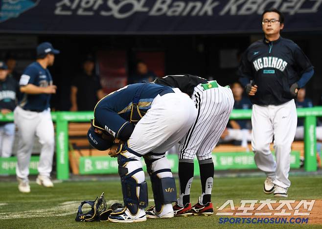 투구 맞은 박해민보다 더 아파했던 포수 김형준.