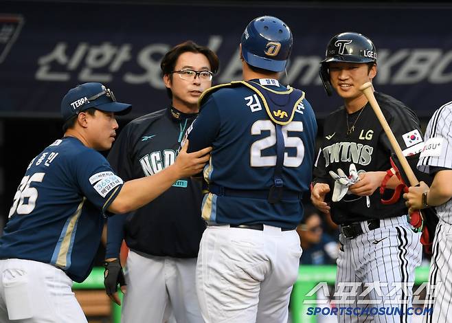 통증을 호소하던 포수 김형준이 웃음을 터뜨리자 같이 웃는 박해민.