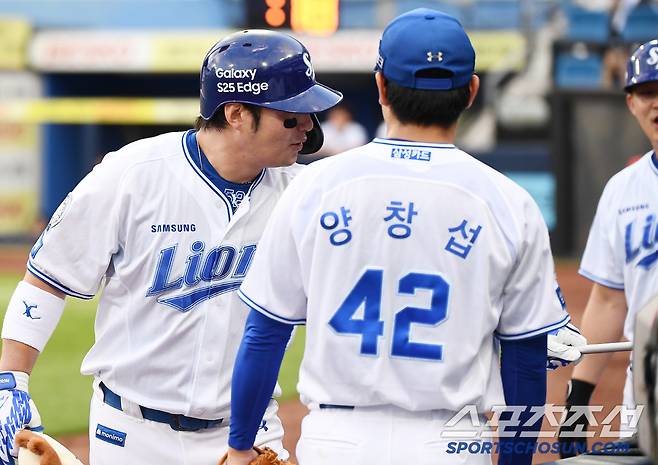 관중석으로 인형을 던져주러 가기 전 깃발을 내려 놓는 박병호