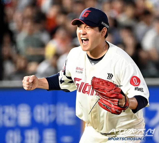 19일 부산 사직야구장에서 열린 한화와 롯데의 경기, 5회초 2사 만루 나균안이 문현빈을 삼진으로 처리하며 이닝을 끝낸 후 환호하고 있다. 부산=허상욱 기자wook@sportschosun.com/2025.06.19/