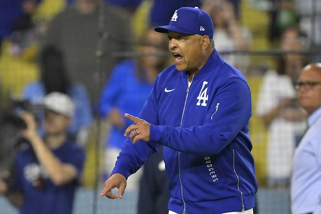 데이브 로버츠 감독이 9회초 페르난도 타티스 주니어가 잭 리틀의 공에 맞아 마이크 실트 감독이 뛰쳐 나오자 이에 대응해 그를 향해 소리를 지르며 나가고 있다. Imagn Images연합뉴스