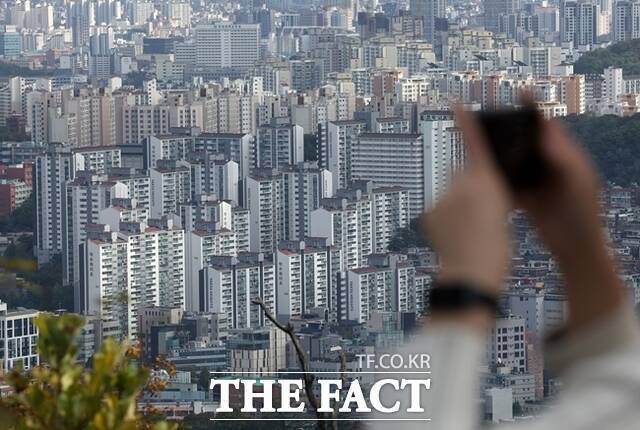 은행권에서는 새 정부의 주택연금제도 확대 추진 정책 예고 등과 맞물려 주택연금 시장이 확대될 것으로 보고 있다. /더팩트 DB