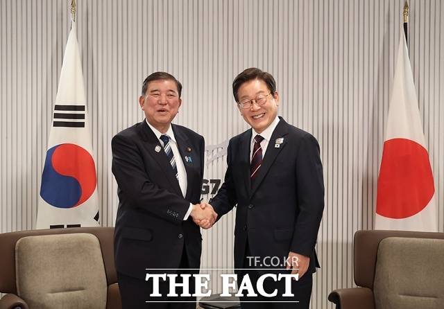 이재명 대통령이 17일(현지 시간) 캐나다 앨버타주 캐내내스키스 주요 7개국(G7) 정상회의장에서 열린 한일 정상회담에서 이시바 시게루 일본 총리와 악수하며 기념 촬영을 하고 있다. /뉴시스