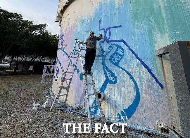 놀이통 그래피티 작업 중인 무사71./시흥시