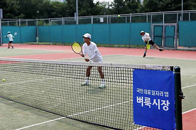 작년 육사테니스장에서 경기에 출전 중인 참가자