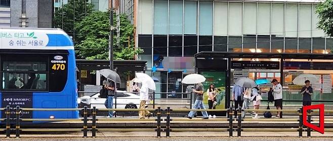 20일 오전 비가 내리고 있는 서울 강남역 인근 버스 정류장에서 시민들이 버스를 기다리고 있다. 변선진 기자