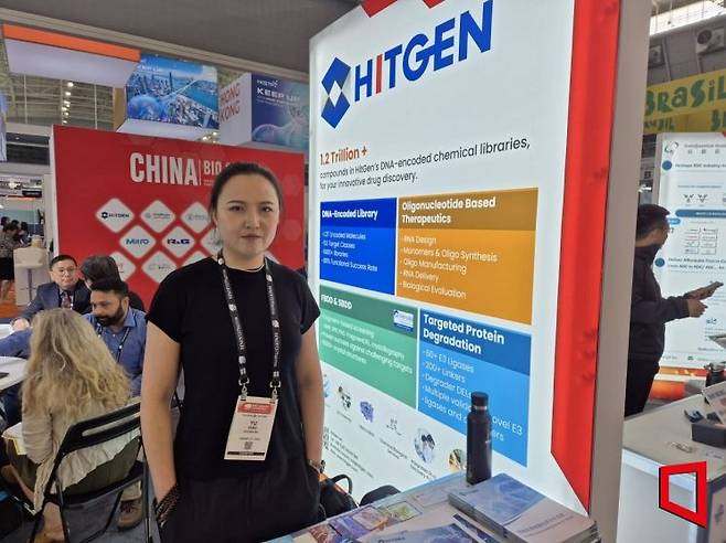 16~19일(현지시간) 미국 보스턴에서 열린 '2025 바이오 인터내셔널 컨벤션(바이오USA)'에 부스를 마련한 중국 DNA 인코딩 화합물 라이브러리 기업 '히트젠'의 마케팅 담당자 양위씨가 바이오USA에서의 성과를 설명하고 있다. 최태원 기자