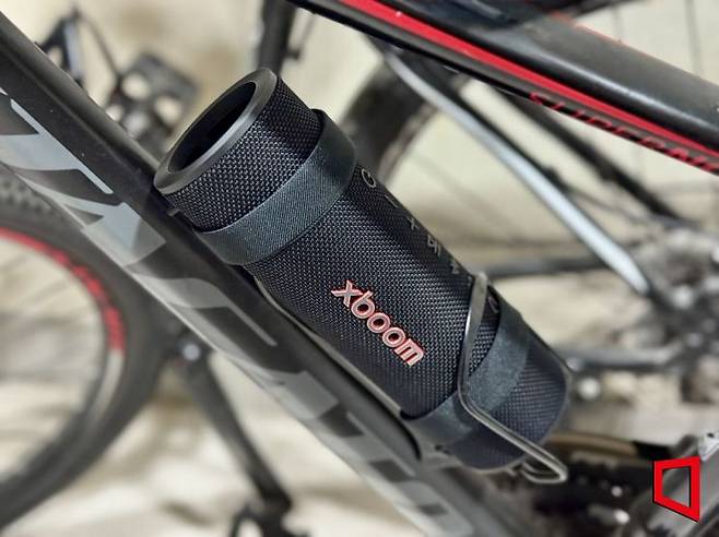 자전거 거치대에 알맞게 들어맞는 LG전자의 프리미엄 포터블 스피커 '엑스붐(xboom)' 그랩. 작은 크기로 휴대성이 강점이지만, 패시브 라디에이터와 돔 트위터로 뛰어난 출력을 보여준다. 장희준 기자