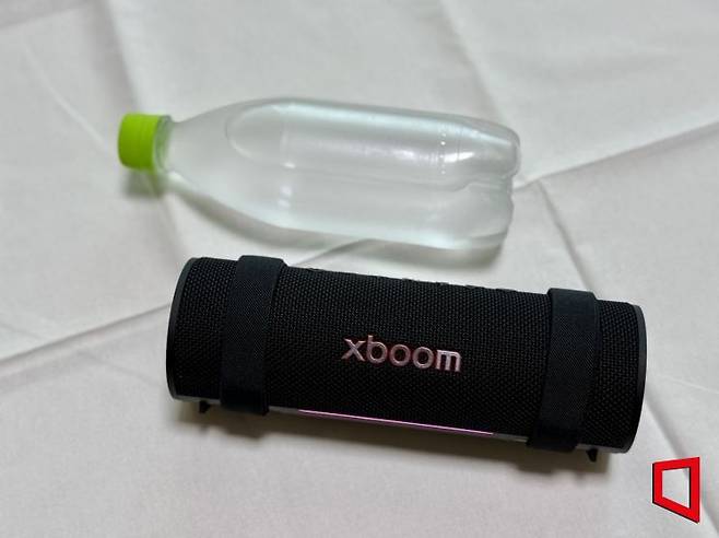 LG전자의 프리미엄 포터블 스피커 '엑스붐(xboom)' 그랩은 생수병이나 텀블러와 유사한 크기로 뛰어난 휴대성을 갖췄다. 장희준 기자