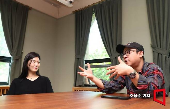 이대웅 연출가가 서울 종로 대학로 예술가의 집에서 김대식 교수, 김혜연 안무가와 인터뷰를 하고 있다. 조용준 기자