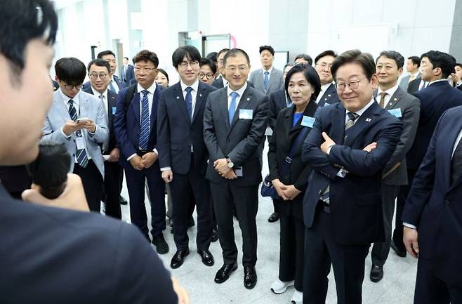 이재명 대통령이 20일 울산전시컨벤션센터에서 열린 인공지능(AI) 글로벌 협력 기업 간담회 뒤 AI 제품·서비스 시연을 참관하고 있다. 연합뉴스