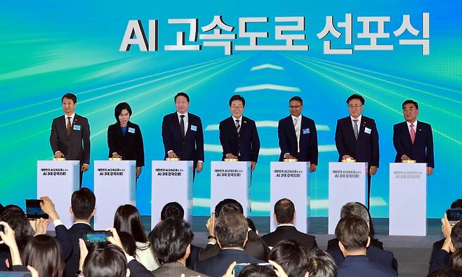 이재명 대통령이 20일 울산전시컨벤션센터에서 열린 울산 인공지능(AI) 데이터 센터 출범식에서 참석자들과 함께 기념 세리머니에 참여하고 있다. 왼쪽부터 안덕근 산업통상자원부 장관, 최민희 국회 과학기술정보방송통신위원장, 최태원 SK그룹 회장, 이 대통령, 아마존웹서비스(AWS) 프라사드 칼야나라만 인프라 총괄 대표, 유상임 과학기술정보통신부 장관, 김두겸 울산광역시장./연합뉴스