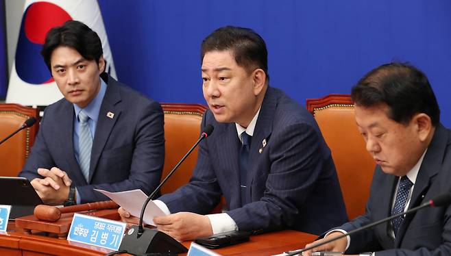 더불어민주당 김병기 당대표 직무대행 겸 원내대표가 20일 서울 여의도 국회에서 열린 최고위원회의에서 모두발언을 하고 있다. /남강호 기자