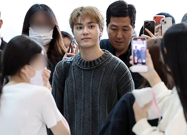 아이돌 그룹 '더보이즈' 출신 주학년이 2023년 9월 20일 오전 인천국제공항 1터미널에서 팬들에 둘러싸여 출국 게이트로 향하고 있다./뉴스1