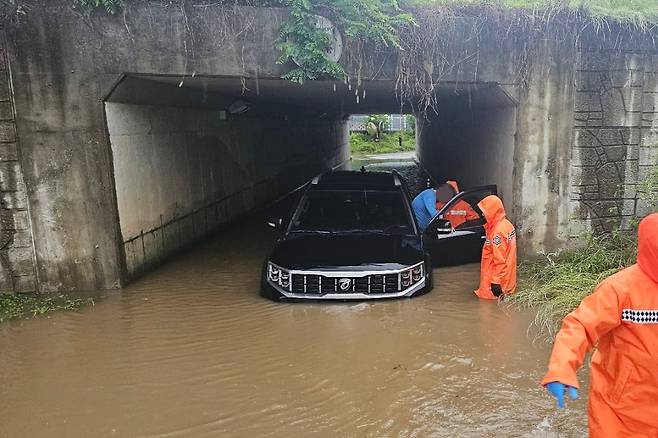 20일 오전 경기 고양시 대화동의 한 지하차도에서 차량이 침수돼 소방대원들이 운전자를 구조하고 있다. /경기북부소방재난본부