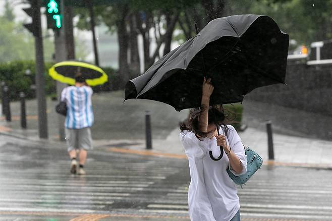 2025년 6월 20일 오후 서울 역삼역에서 돌풍과 함께 비가 내리고 있다. 올 여름 본격적인 장마가 시작되면서 전국 대부분 지역에 강한 비가 내리고 있다. /장련성 기자
