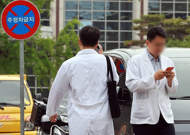 5월 20일 서울 시내 한 대학병원에서 의료진들이 발걸음을 옮기고 있다. /뉴스1