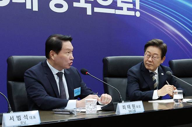 이재명 대통령(오른쪽)이 20일 울산전시컨벤션센터에서 열린 인공지능(AI) 글로벌 협력 기업 간담회에서 최태원 SK그룹 회장의 발언을 듣고 있다. /대통령실통신사진기자단