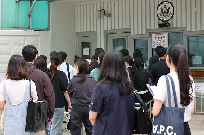 지난달 28일 서울 종로구 주한미국대사관 앞에 시민들이 미국 비자심사를 받기 위해 줄지어 서 있다. /뉴스1