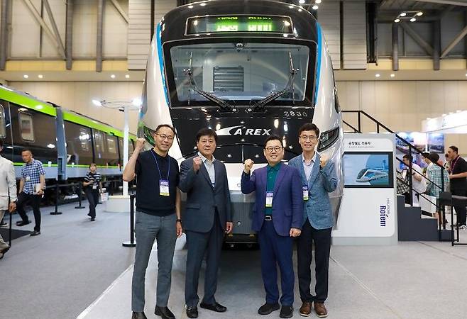 공항철도 임원진이 전시된 신규 전동차를 관람하고 있다. (왼쪽부터 김영기 기술본부장, 박대수 사장, 한기율 경영본부장, 이창환 미래사업단장)