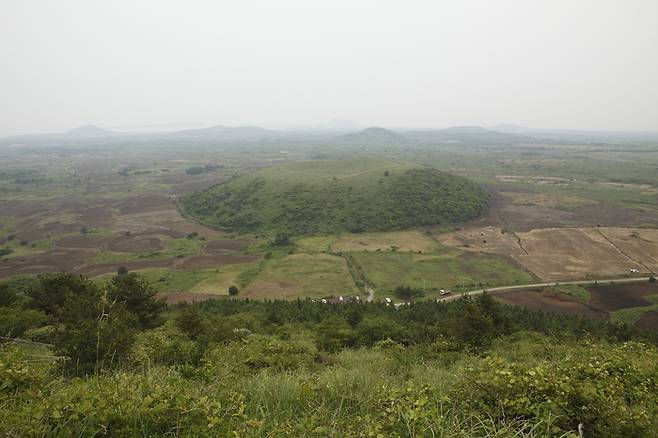 다랑쉬오름에서 바라본 아끈다랑쉬오름
