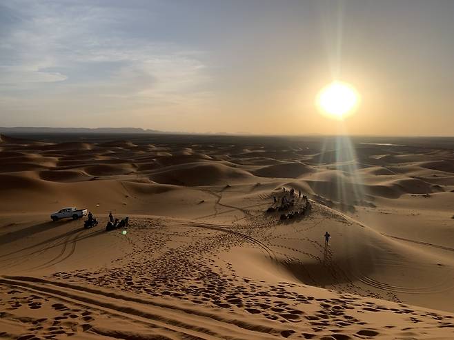 해가 지면서 주황색으로 변하는 모래언덕