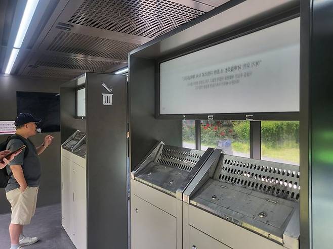 청량리역 3층 선상광장에 설치된 밀폐형 '스마트 흡연부스'에서 한 시민이 흡연하고 있다.ⓒ데일리안 허찬영 기자