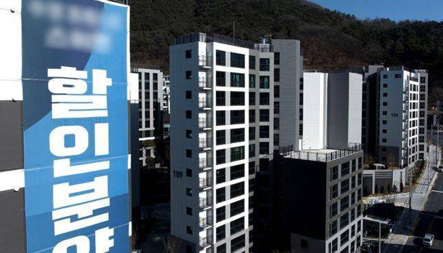 대구 수성구의 한 아파트에 할인분양 관련 현수막이 붙어있다. ⓒ 뉴시스