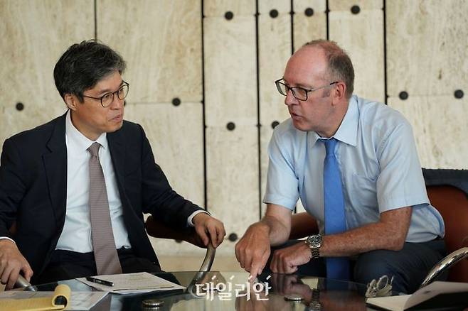 허승철 기획조정관이 제22차 경제협력개발기구 통계정책위원회에서 스티브 맥필리(Steve MacFeely) OECD 통계데이터국장과 면담하고 있다.ⓒ통계청