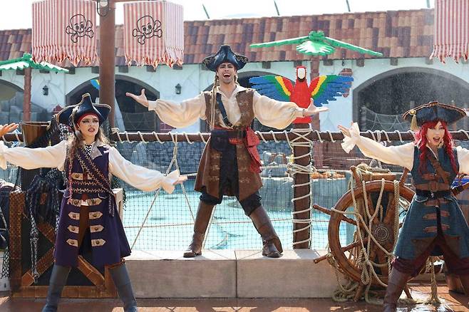 웻 존에서 진행되는 오-썸머 축제의 메인 공연 ‘파이러츠 어드벤처’. 레고랜드 코리아리조트 제공