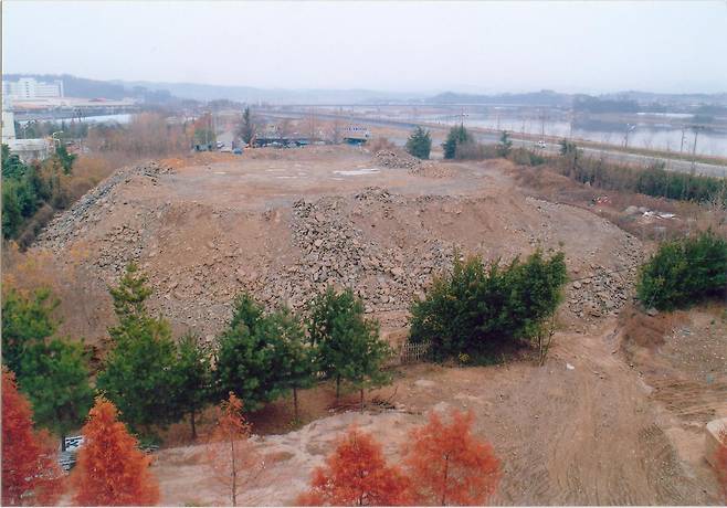 쓰레기 야적장이던 시절의 초전공원. 진주시 제공