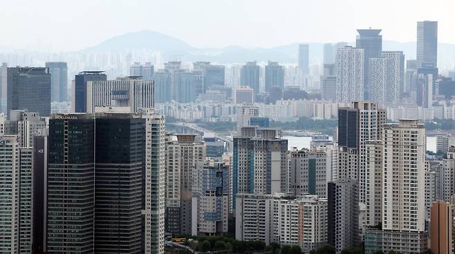 서울 아파트값이 꾸준히 오르면서 6월 셋째 주 매매가격 상승률이 주간 기준으로는 6년 9개월 만에 최대 상승폭을 기록했다.  한국부동산원의 전국 주간 아파트가격 동향 조사 결과에 따르면 서울은 20주 연속 상승세를 이어가고 있으며, 6월16일 0.36%로 상승폭이 점차 커지고 있다. 사진은 19일 서울 남산에서 바라본 서울 용산, 마포구 일 아파트의 모습. 2025.06.19. [서울=뉴시스]