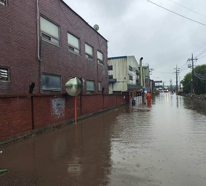 인천시 서구 오류동 도로가 침수된 모습. (인천시 제공) 2025.6.20/뉴스1