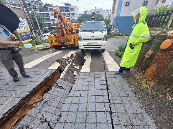 20일 오전 경기 고양시의 한 이면도로에서 땅 꺼짐 현상이 발생, 시관계자가 긴급 복구작업을 위해 현장을 살펴보고 있다. (고양시 제공) 뉴스1