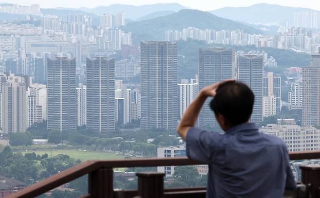 서울 아파트값이 꾸준히 오르면서 6월 셋째 주 매매가격 상승률이 주간 기준으로는 6년 9개월 만에 최대 상승폭을 기록했다. 한국부동산원의 전국 주간 아파트가격 동향 조사 결과에 따르면 서울은 20주 연속 상승세를 이어가고 있으며, 6월16일 0.36%로 상승폭이 점차 커지고 있다. 사진은 19일 서울 남산에서 바라본 서울 아파트의 모습. 뉴시스