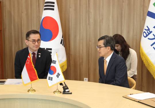 에릭테오 주한 싱가포르 대사가 김동연 지사를 찾아 이임 인사를 했다./사진제공=경기도