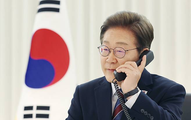 이재명 대통령이 6월 6일 서울 한남동 관저에서 도널드 트럼프 미국 대통령과 전화 통화를 하기 위해 수화기를 들고 있다. 연합뉴스