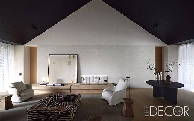 빈센트 반 두이센의 간결한 디자인이 돋보이는 내부 풍경. 나무 수납장 위에는 비트라의 아카리 램프와 파우스토 멜로티(Fausto Melotti)의 황동 조각품이 올려져 있다.