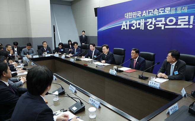 이재명 대통령, AI 글로벌 협력 기업 간담회 주재 (울산=연합뉴스) 홍해인 기자 = 이재명 대통령이 20일 울산전시컨벤션센터에서 열린 인공지능(AI) 글로벌 협력 기업 간담회를 주재하고 있다. 2025.6.20 [대통령실통신사진기자단] hihong@yna.co.kr