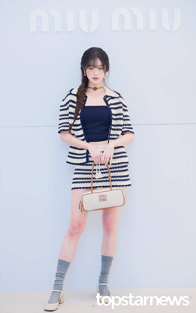 15703917_1614155_5747.jpg 오늘자 미우미우 아이브 장원영 기사사진