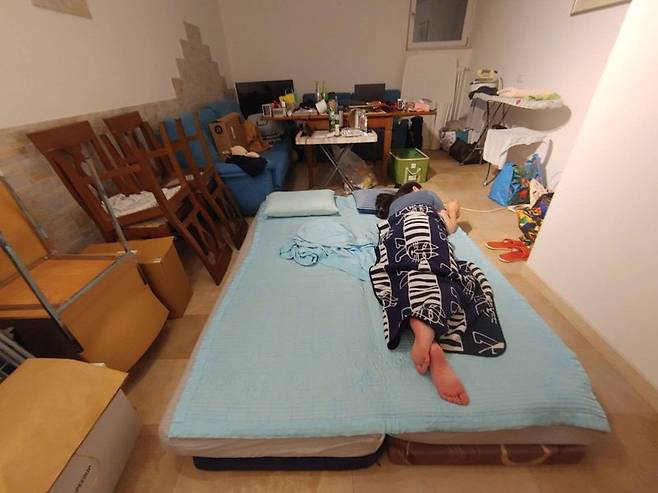 이 집에서 제일 시원한 공간인 지하 창고를 우리가 차지 했다. 사진=김태원(tan)