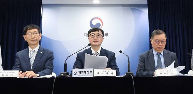 임기근 기획재정부 2차관이 20일 오전 서울 종로구 정부서울청사에서 2024년도 공공기관 경영평가 결과를 발표하고 있다. 왼쪽부터 김춘순 준정부기관 평가단장, 임 2차관, 곽채기 공기업 평가단장. 2025.6.20/뉴스1 ⓒ News1 임세영 기자 /사진=뉴스1