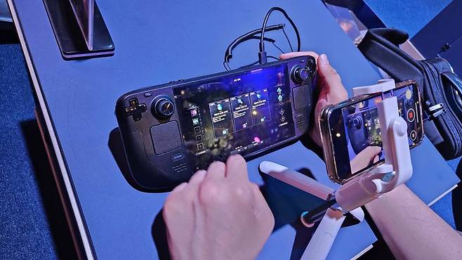 현장에서는 스팀덱 버전도 플레이해볼 수 있었다