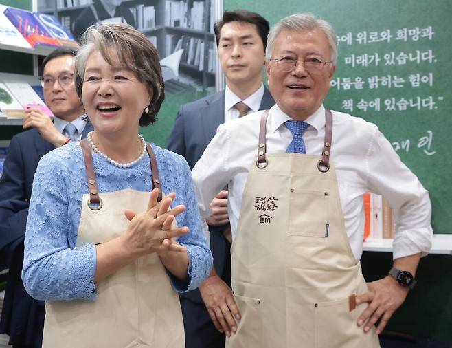 문재인 전 대통령 부부가 18일 서울 강남구 삼성동 코엑스에서 열린 2025 서울국제도서전에서 평산책방을 찾은 독자들과 인사하고 있다. 연합뉴스
