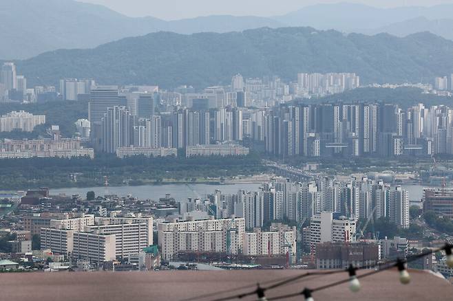 6월 셋째주 서울 아파트 매매가격이 주간 기준으로는 6년 9개월 만에 최대 상승폭을 기록했다. 사진은 19일 서울 시내 아파트. 연합뉴스